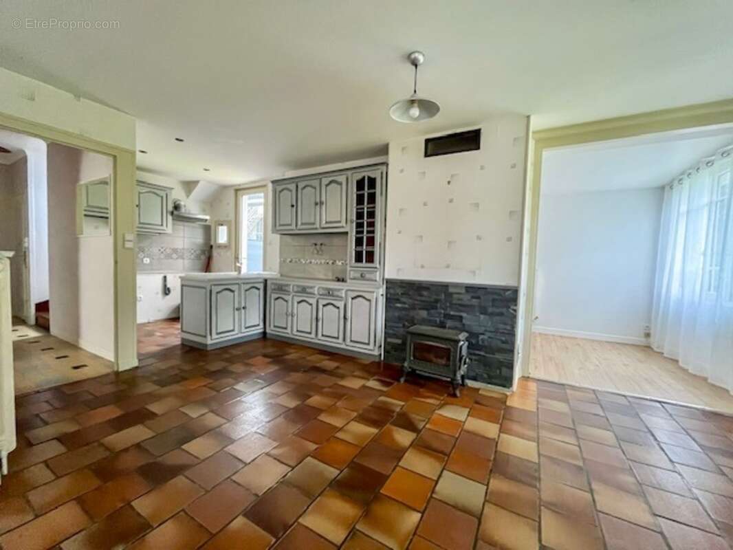 Maison familiale – Centre-ville d’Airvault – 4 chambres – Jardin et dépendances - photo 3