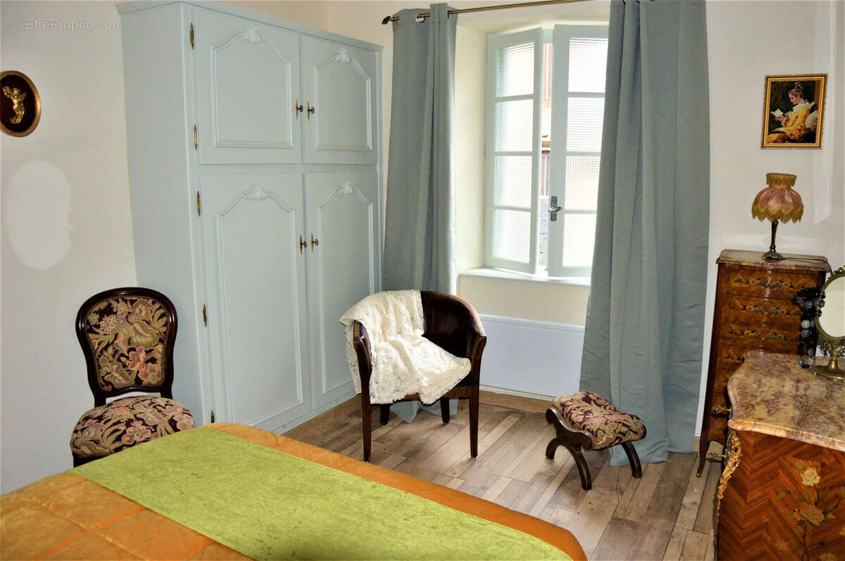 Appartement à ENTRAYGUES-SUR-TRUYERE