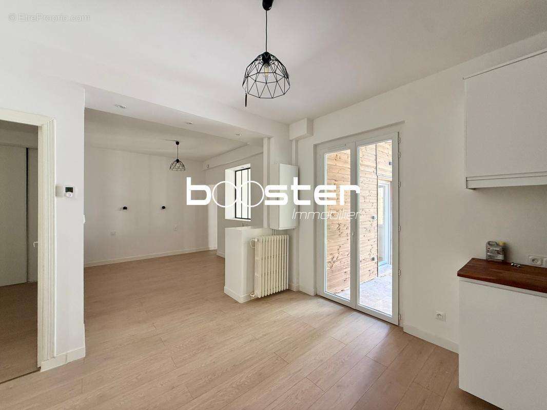 Coeur Saint Cyprien - Bel appartement 3 pièces rénové avec grande terrasse - photo 3