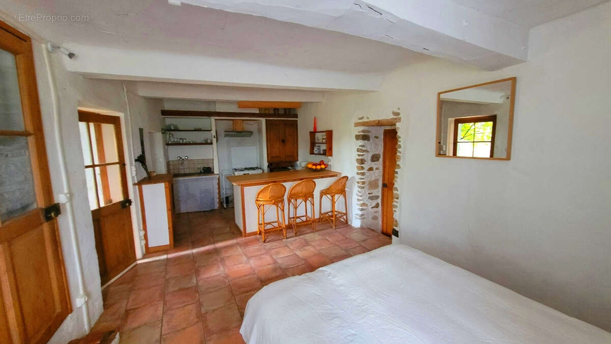 A VENDRE LURS Ancienne ferme en pierres de près de 200 m2  sur 1 ha 845 m2 - photo 10