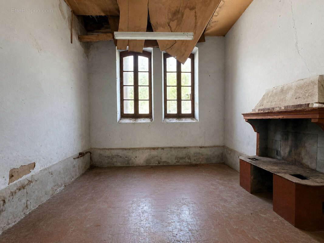 Un lieu unique à réinventer   Ancienne école de village - photo 8