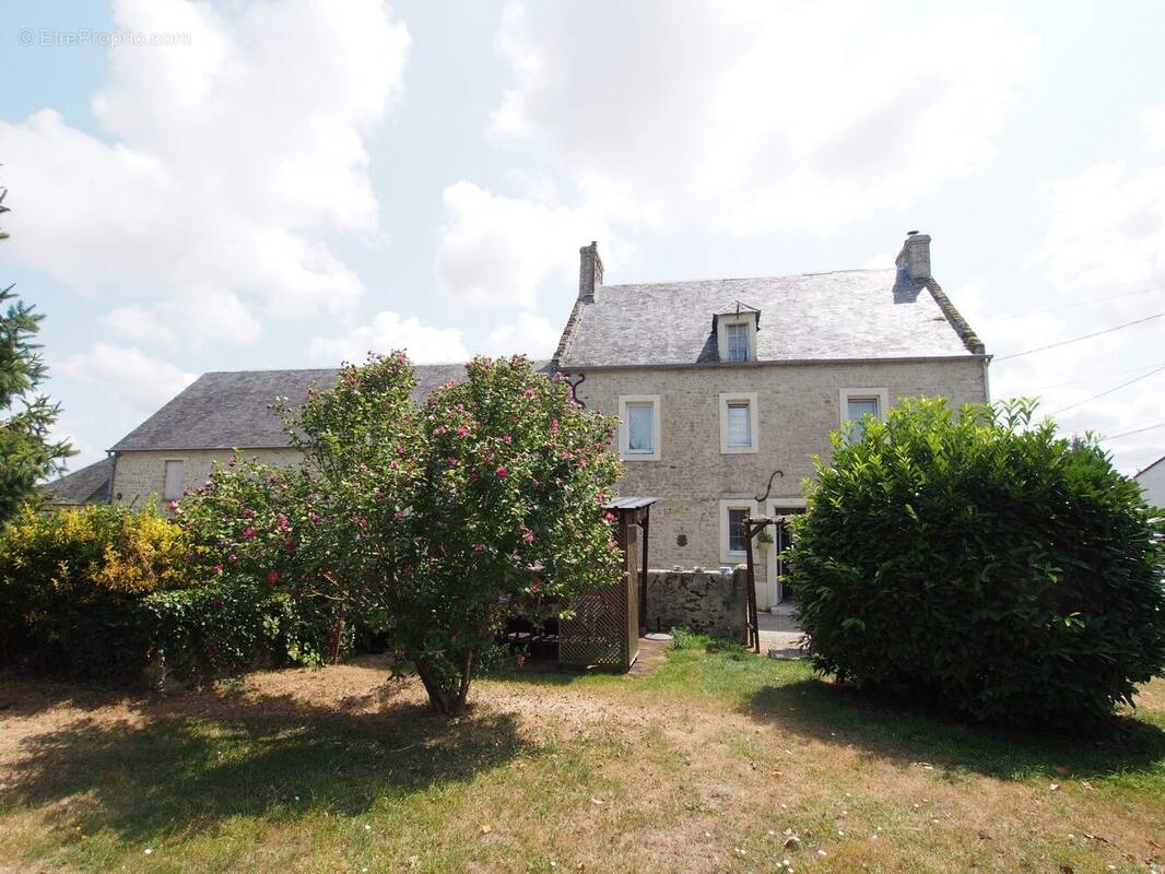 Maison à VAUX-SUR-AURE