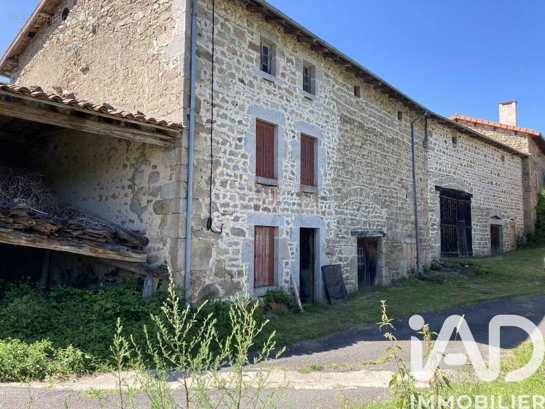 Photo 1 - Maison à SAINT-AMANT-ROCHE-SAVINE