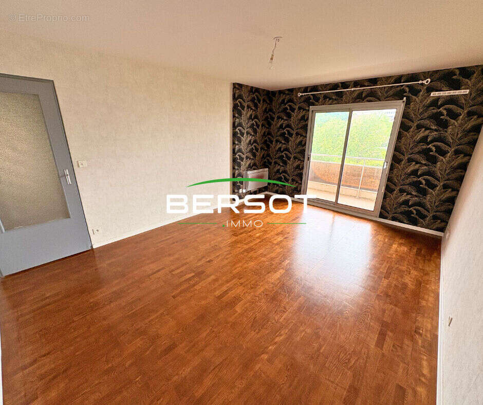 Appartement 2 pièces de 52m² Lumineux avec balcon, cave et stationnement en sous sol - photo 3