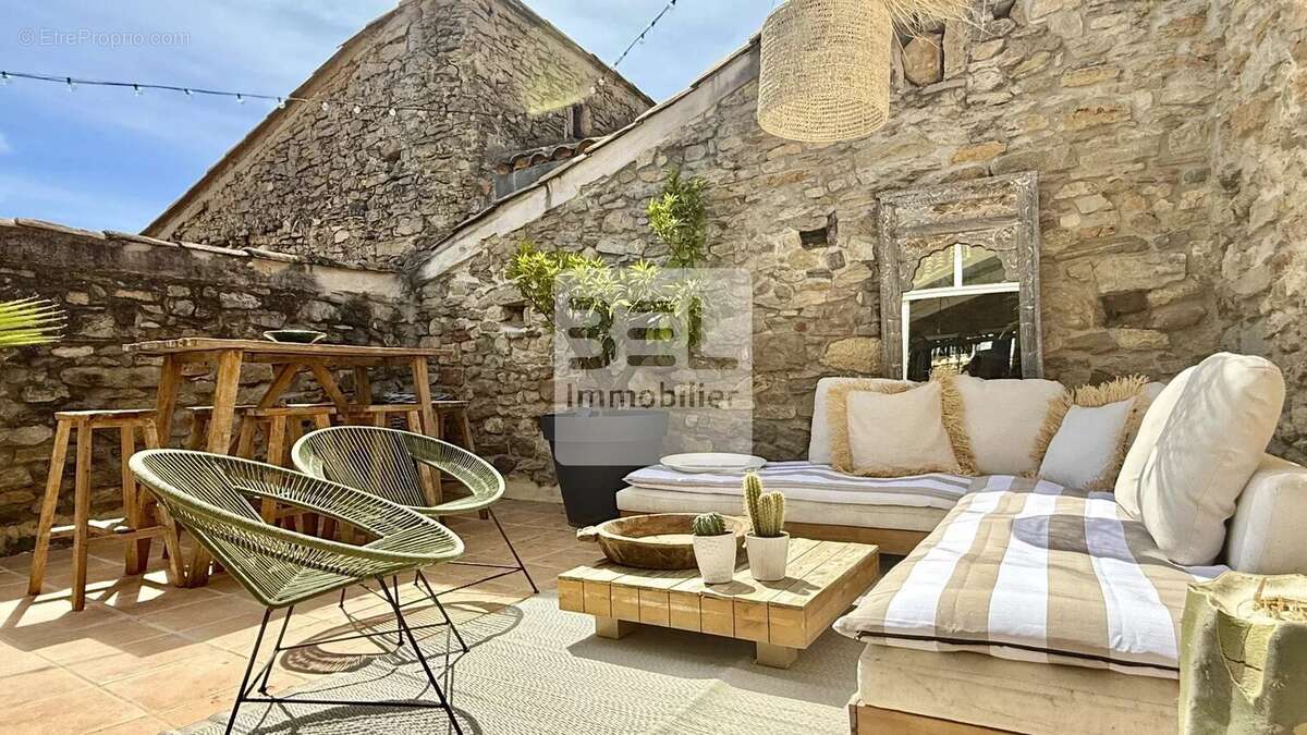 Maison à LAUDUN-L'ARDOISE