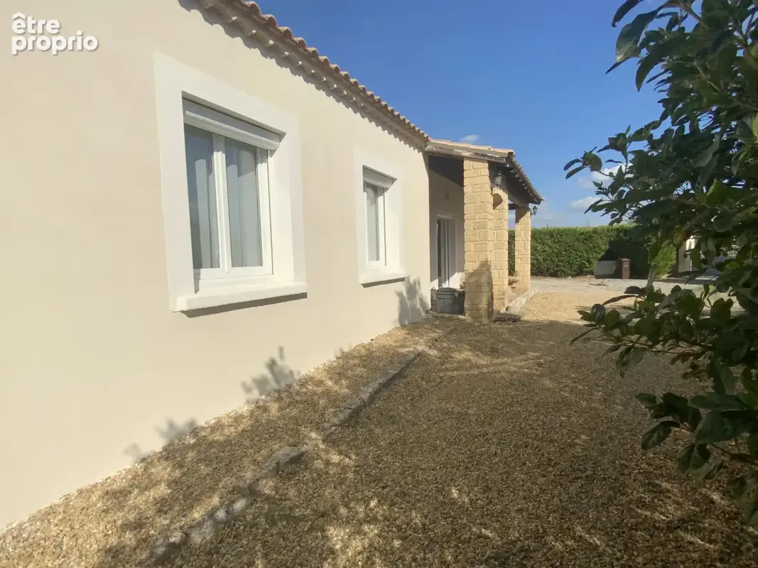 Villa de plain pied dans village recherché. - photo 8