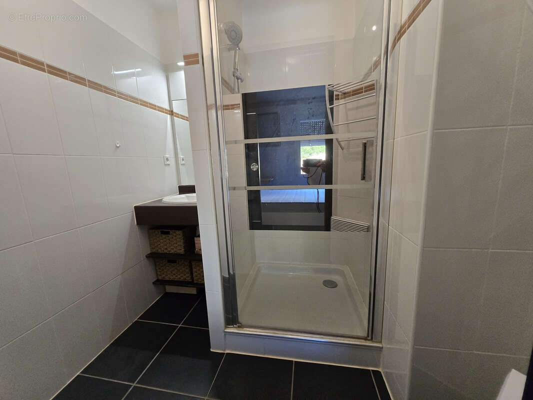 Appartement T2 avec terrasse et parking privatif - photo 6