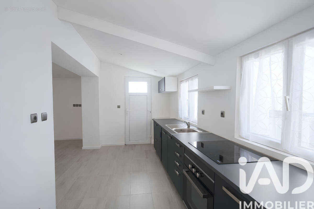Maison 61 m² à Saint-Pierre-Laval  - photo 3
