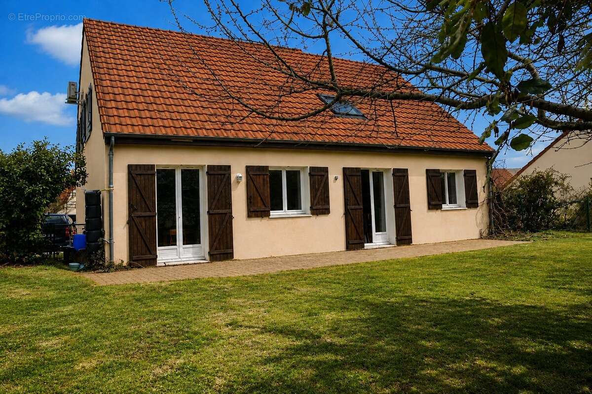 Maison à PERIGNAT-LES-SARLIEVE