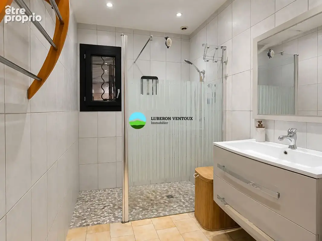 Maison de plain-pied avec 3 chambres, garage et terrain piscinable - photo 11