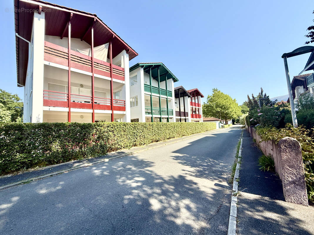 Dernier étage, superbe T3 traversant de 65 m2 avec grande terrasse, parking et cave, à seulement 10 minutes de - photo 15