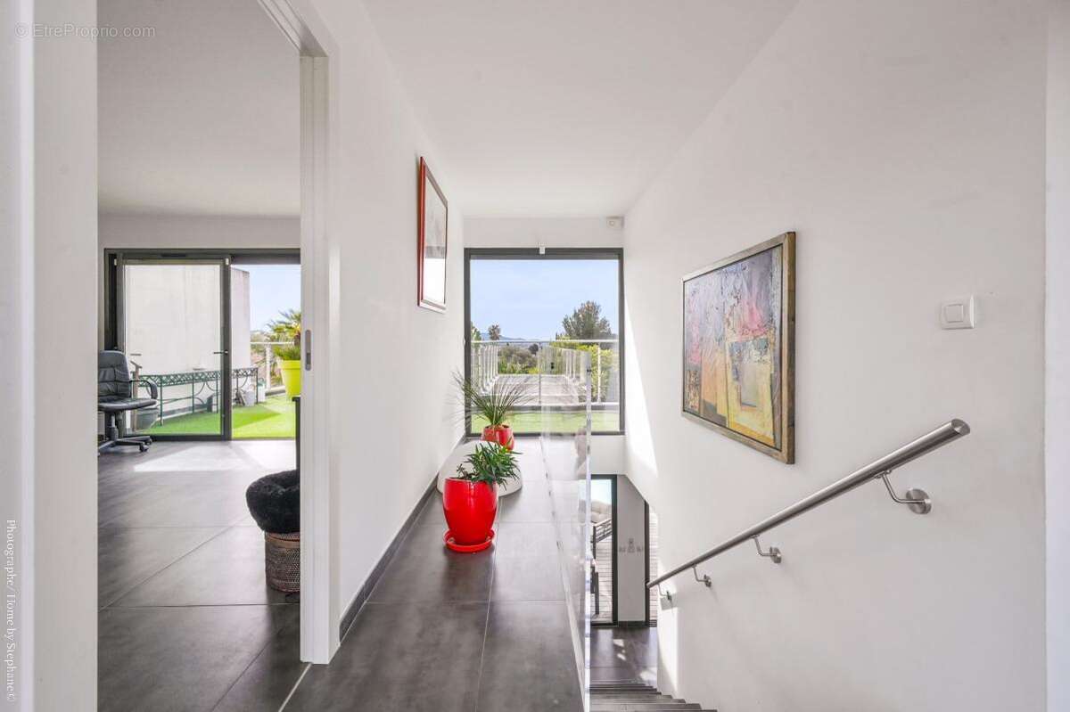 Sanary sur Mer - Villa d’exception de 250 m² – Piscine à débordement - photo 11