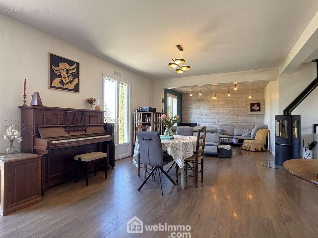 Comprenant : un espace salle à manger, - Maison à MIGNE-AUXANCES