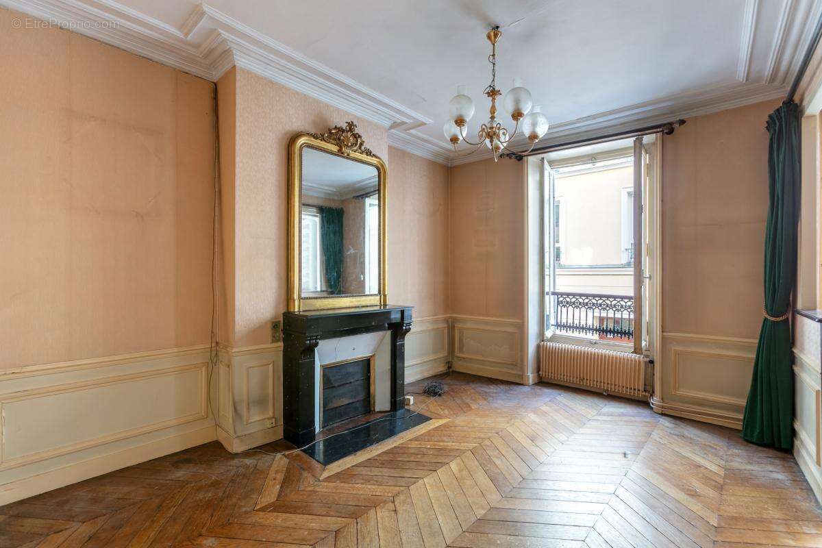 Paris 18e   Appartement de caractère  3 pièces à réinventer - photo 3