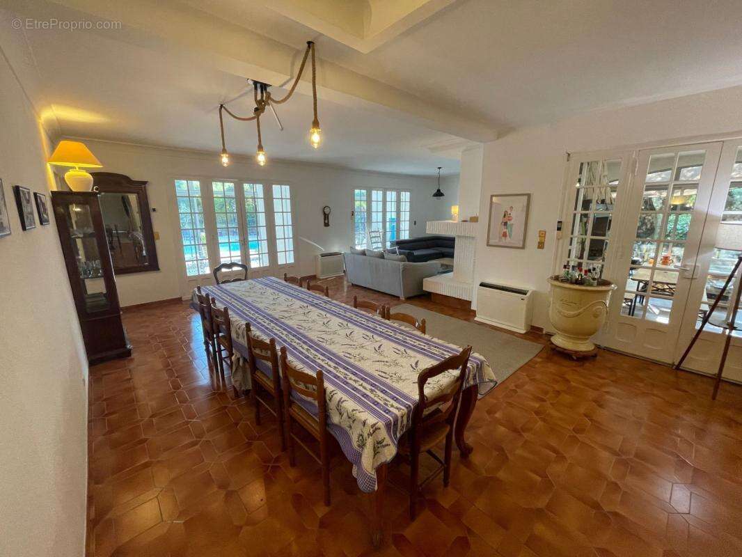 Villa familiale avec piscine, terrasses et grand jardin paysagé - photo 6