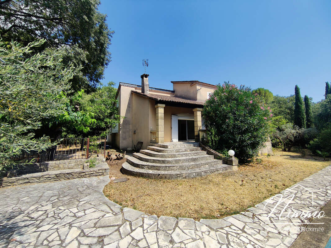Nimes est route d'uzes maison t7 jardin piscine garage - photo 2