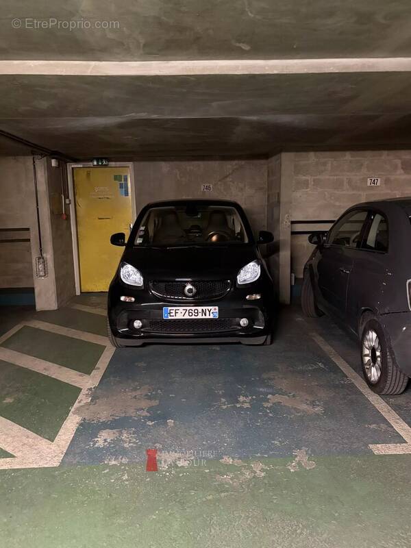 Parking à PARIS-17E