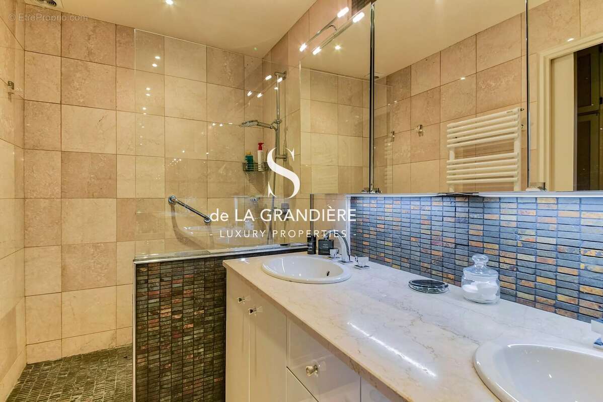 Appartement à PARIS-16E