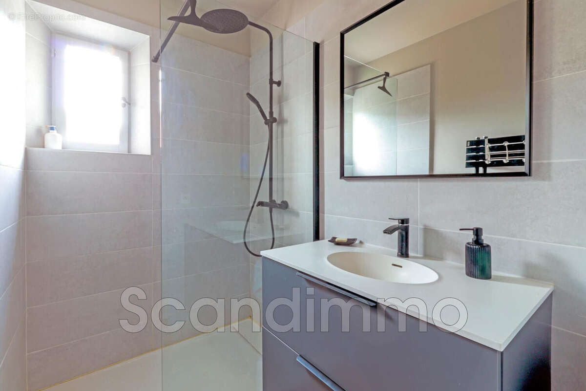 Maison à ROQUEBRUNE-SUR-ARGENS