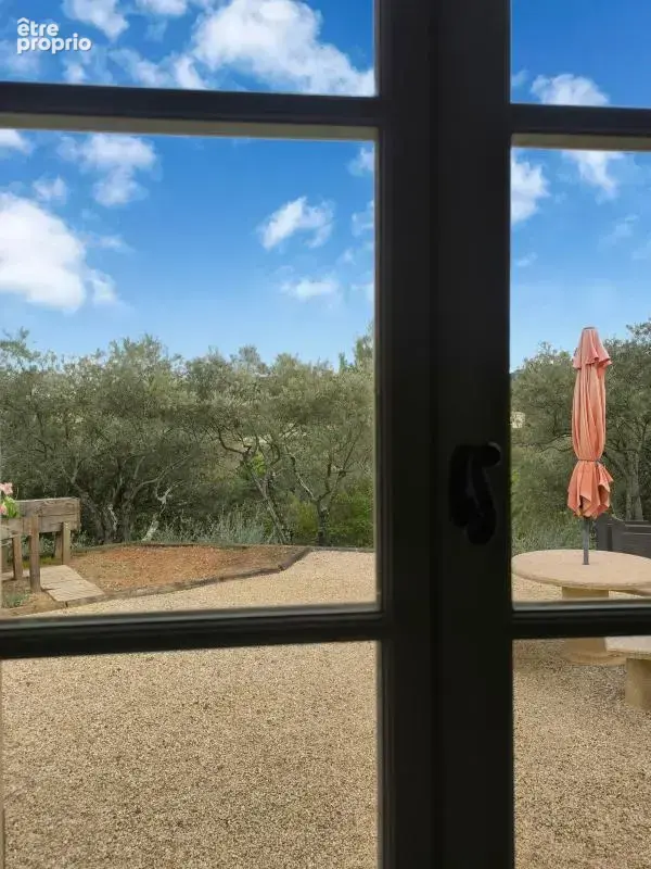 Villa sur terrain boisé avec dépendances + piscine - photo 12