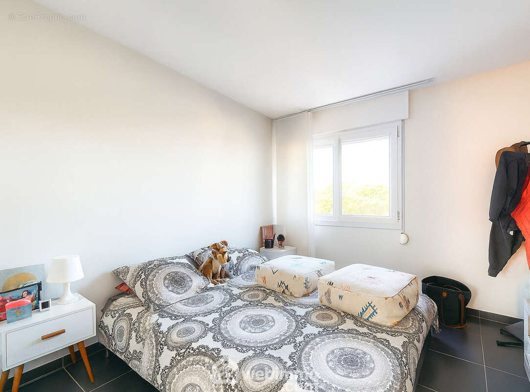 Une chambre fonctionnelle et agréable, avec espace de rangement pratique. - Appartement à SAINTE-MAXIME
