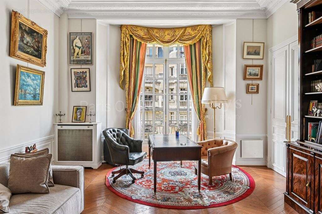 Appartement à PARIS-16E