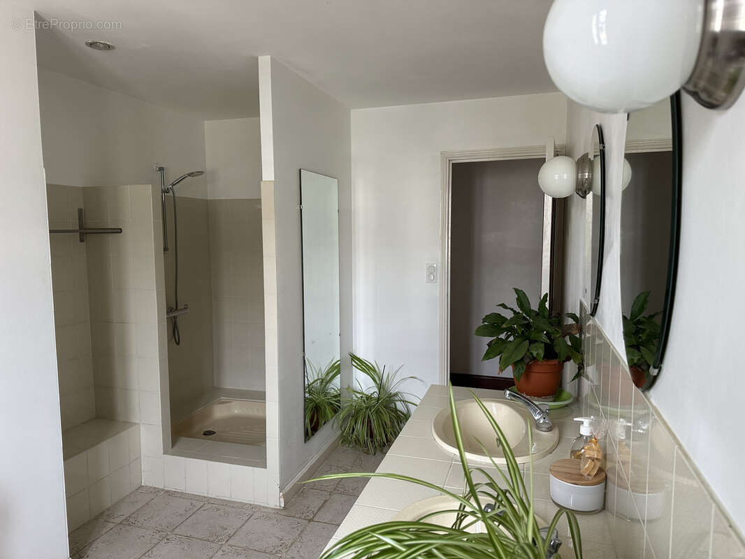 Propriété de caractère rénovée avec dépendances rénovées , Sigogne. - photo 14