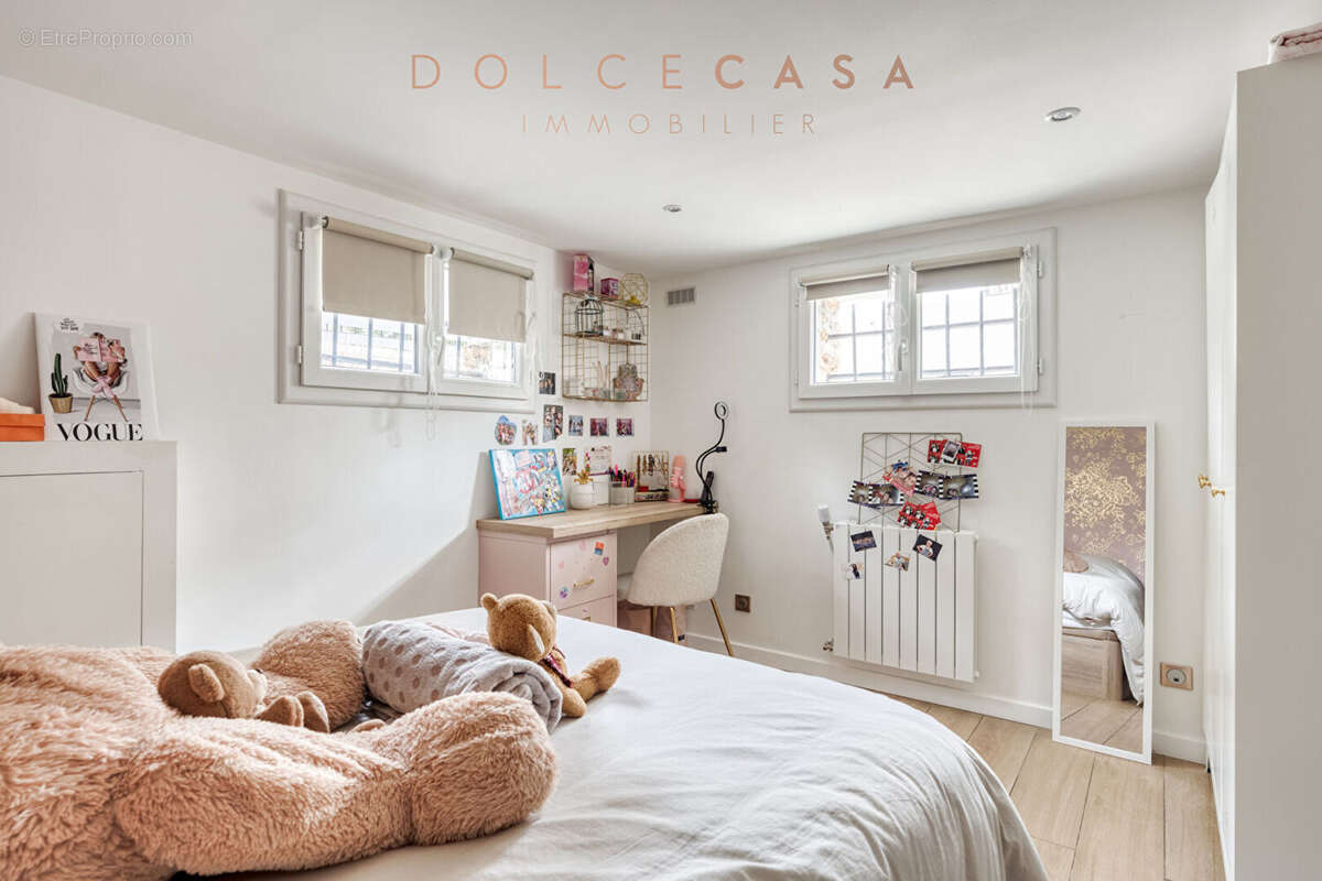 Limite NOGENT SUR MARNE - Maison de 210 m2 avec dépendance - photo 12