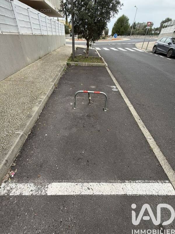 Photo 1 - Parking à JUVIGNAC