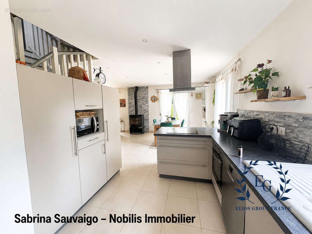 Maison 98 m² à Camps-La-Source  - photo 9