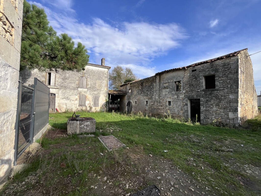 Maison à SAINT-SIGISMOND-DE-CLERMONT