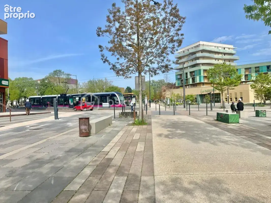 Quetigny Place centrale : Local commercial libre 215m² - photo 2
