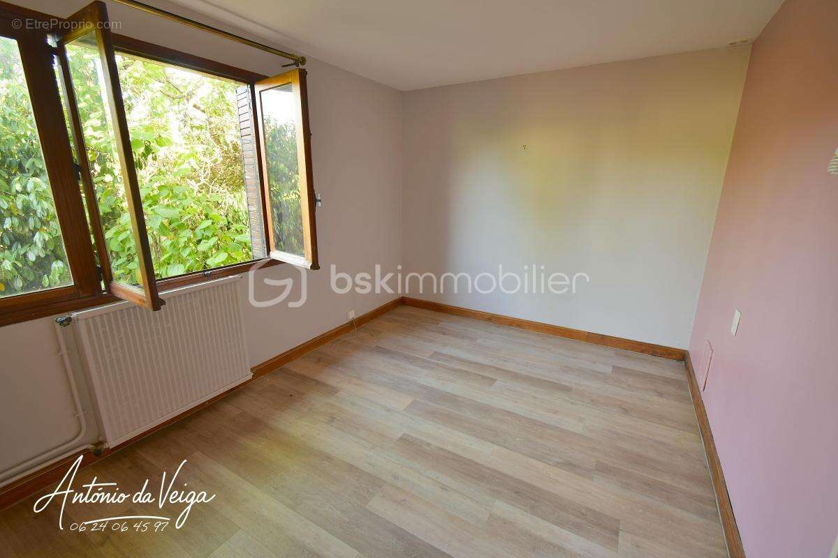  Maison de campagne – 3 chambres, dépendances, double garage et terrain constructible d’environ 3 233 m² - photo 5