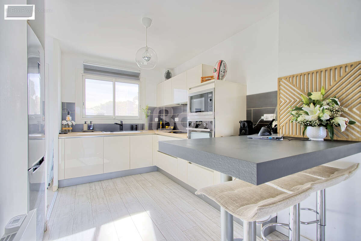TOULON SUD - PETIT BOIS / CAP BRUN - T3 rénové de 72m2 avec terrasse et possiblité garage - photo 6