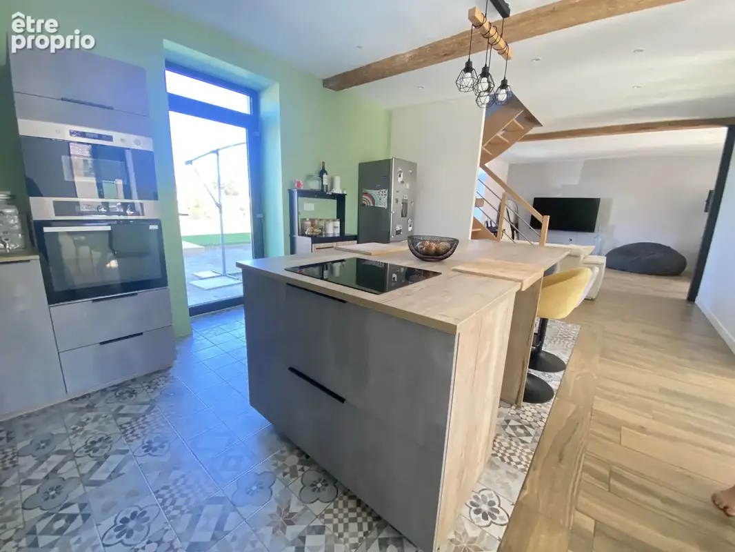 Maison familiale avec piscine à Saint-André-le-Puy — 226 m2 sur 930 m2 clos et arboré - photo 3