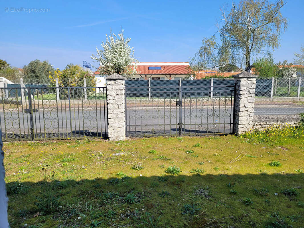 SOUS OFFRE - ECHILLAIS - Maison de plain-pied de  80 m² avec garage double et jardin clos - photo 3