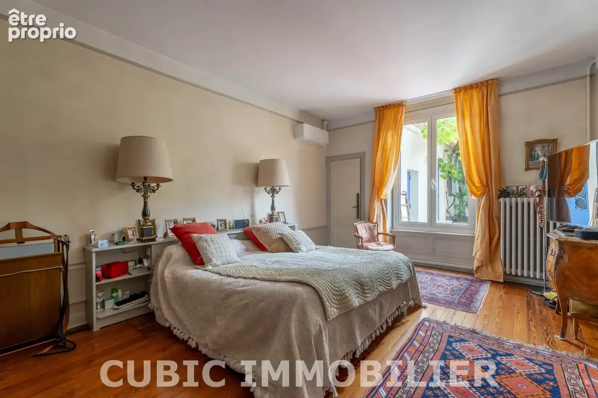 Bien remarquable et prestigieux de 238 m2 en plein cœur de Villefranche avec jardin sans vis à vis - photo 11
