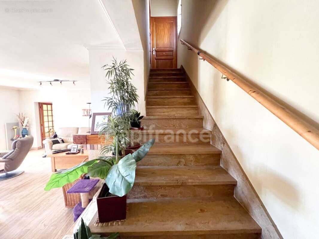 À vendre Villa d’Exception à Reillanne (04110) – 120 m², 5 Pièces, 4 Chambres, Piscine 10x5, Terrain Clos 9 000 m², Calme Absolu - photo 19