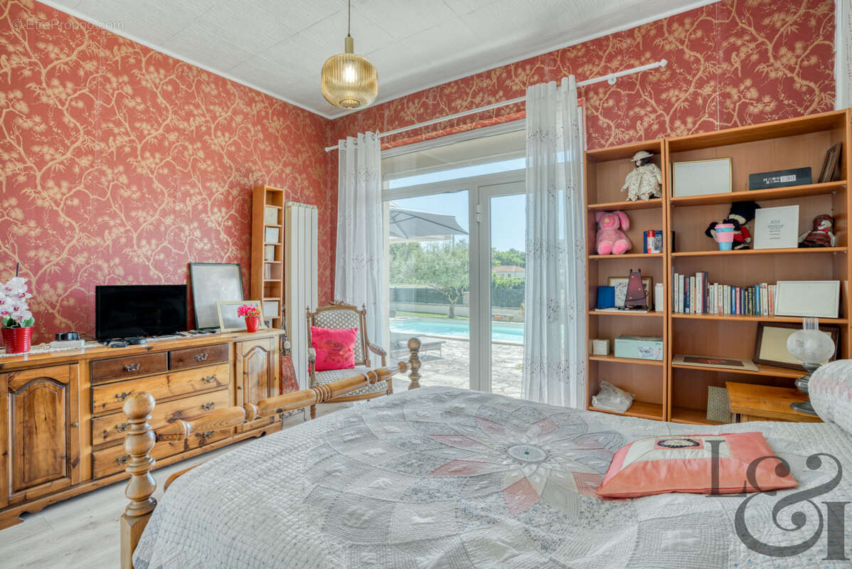 A vendre secteur Casseneuil belle villa de caractère de 7 pièces, avec piscine. - photo 15