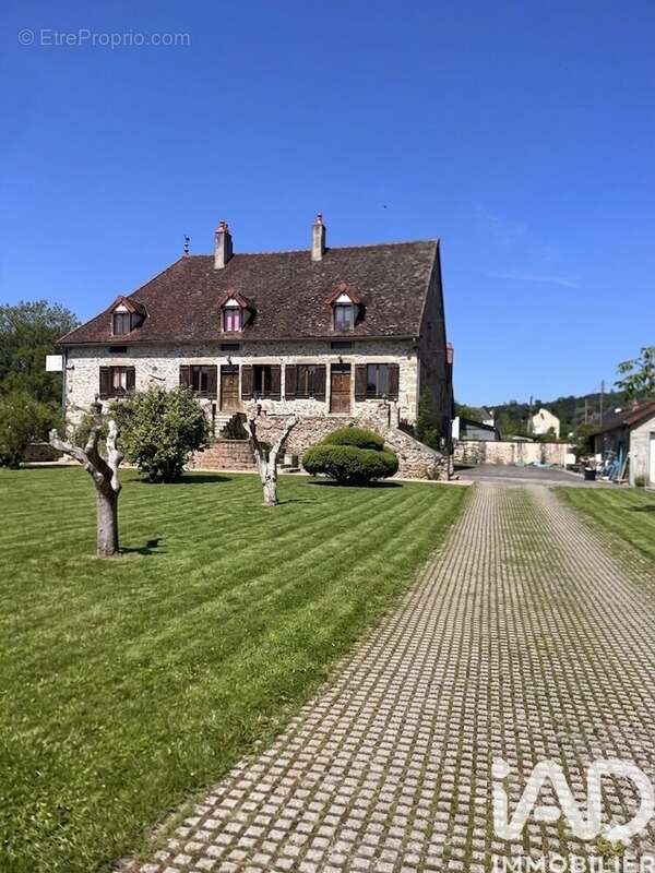 Maison 375 m² à La Celle-En-Morvan  - photo 2