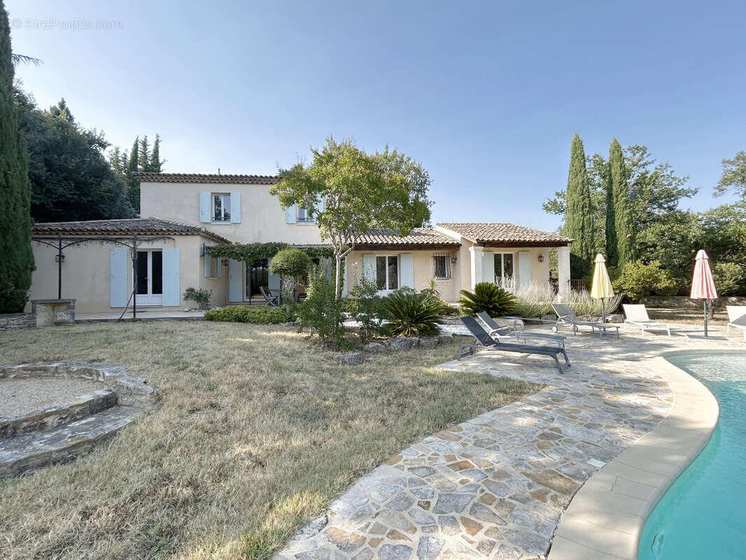 A 3 km d'Uzès, belle bastide sur 4200 m2 de terrain avec piscine. - photo 8