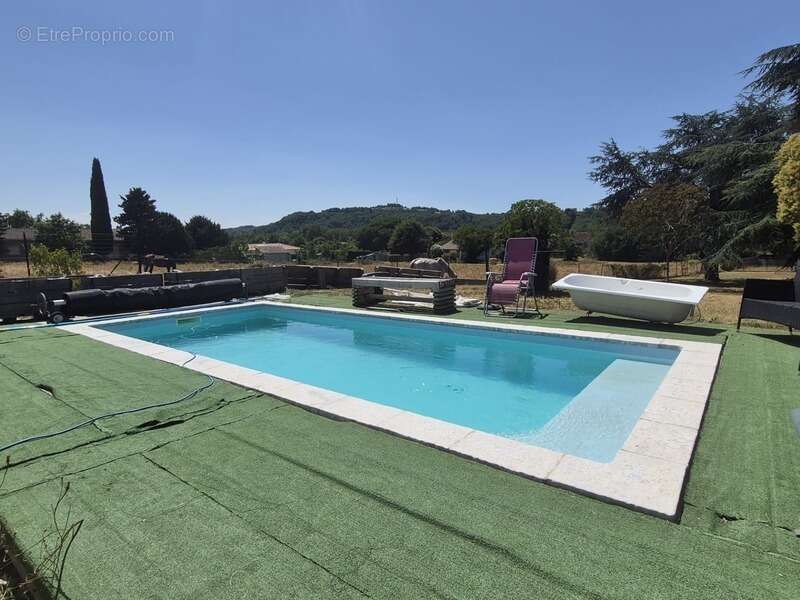 Maison T5 Rénovée – Piscine, Grand Terrain et proximité accès gare et autoroute - photo 7
