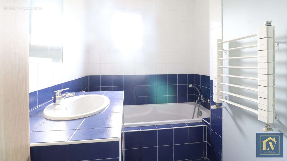 A vendre villa plain pied 5 pièces avec garages, jardin et piscine - photo 10