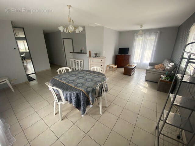 Très belle maison de plain-pied avec garage et double garage sur beau terrain de 2700 M2 - photo 8