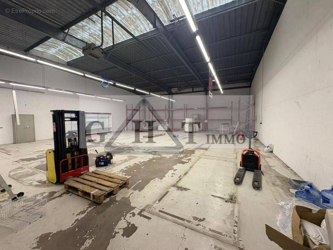 Commerce à VAUX-LE-PENIL