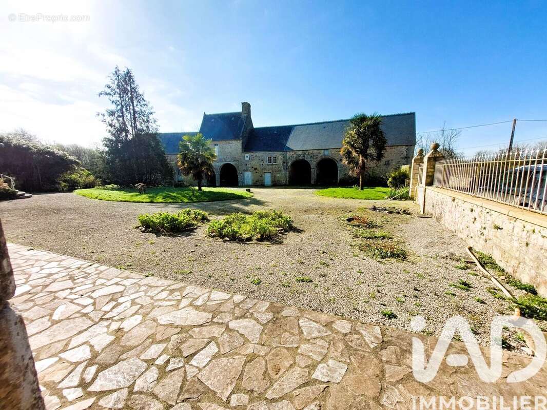 Maison 500 m² à Golleville  - photo 7