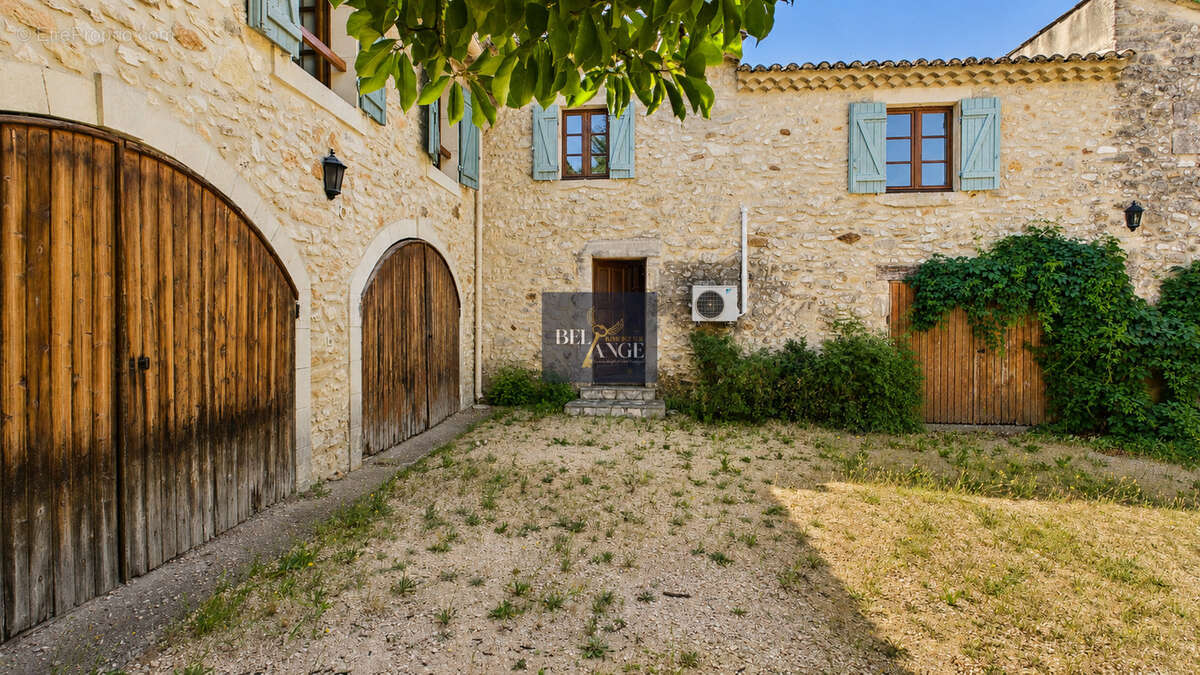 Mas en pierre de 289 m2 avec 2,5 hectares et accès privatif à la Cèze - photo 3