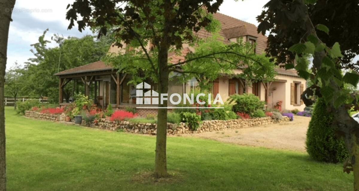 Maison à MESLAY-LE-GRENET