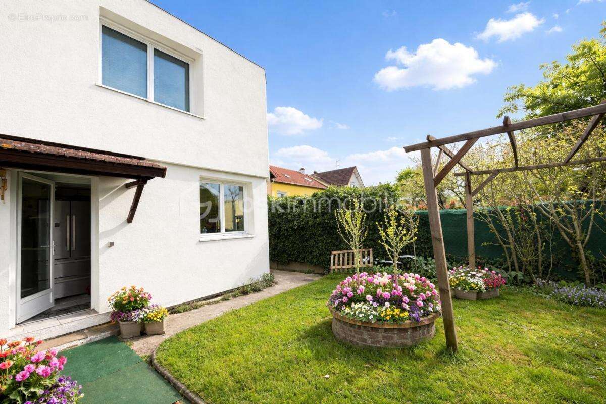 Maison à SAINTE-GENEVIEVE-DES-BOIS