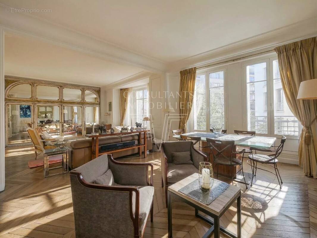 Appartement à PARIS-16E